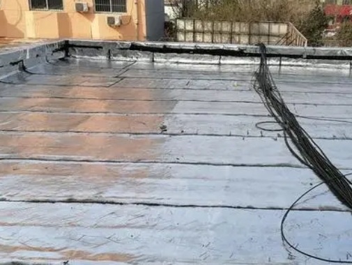 汉中卫生间漏水维修公司分享下汉中屋面楼顶防水刚性防水层施工要点。